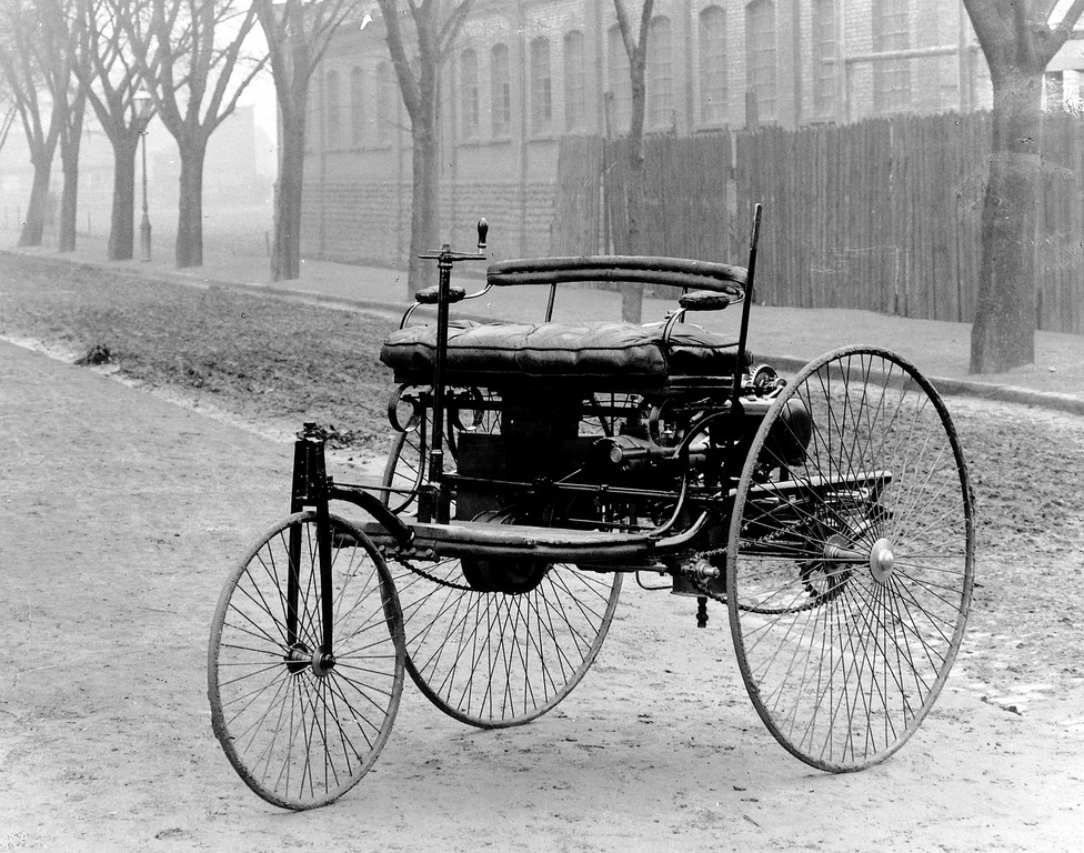 1895년으로 적힌 Benz Patent-Motorwagen 재조립본