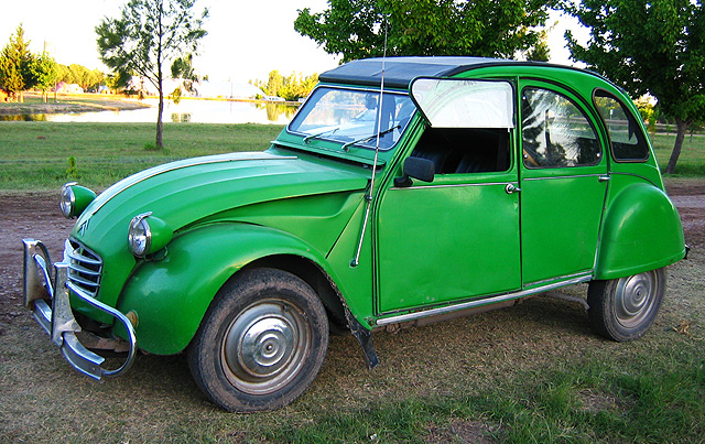 Citroen 2CV로 적힌 사진