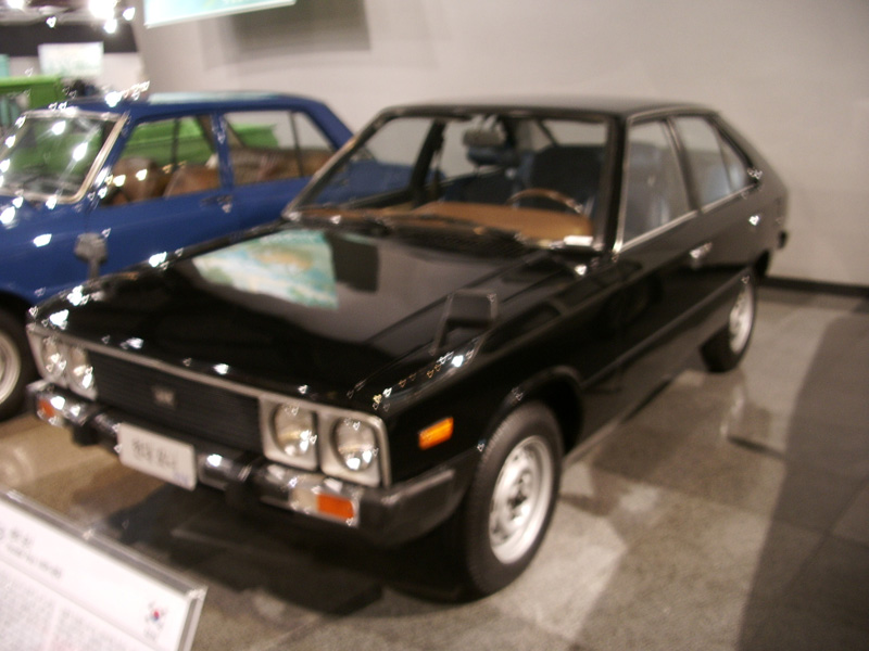 1979 Hyundai Pony로 표시된 검은색 4도어