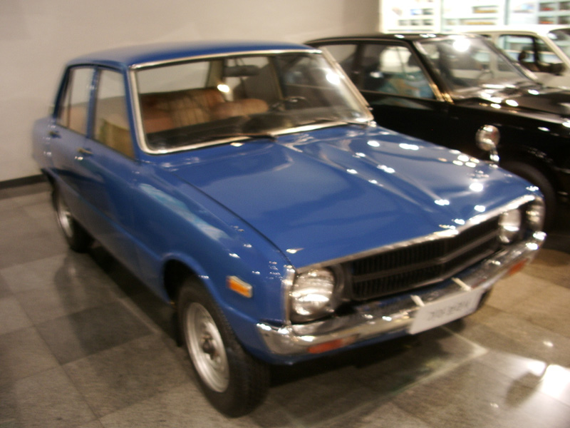 1976 Kia Brisa S1000으로 표시된 푸른색 세단