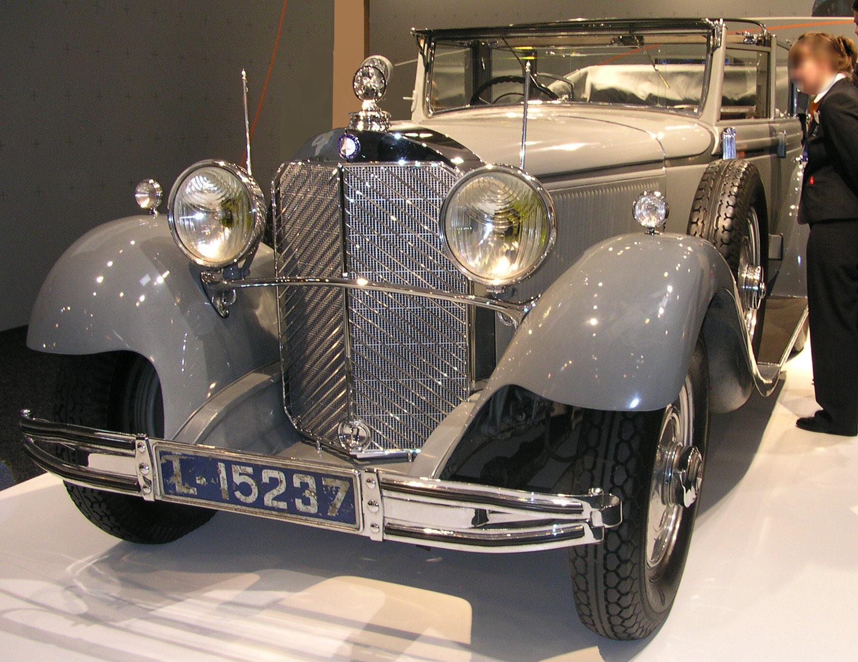 Mercedes-Benz 770으로 적힌 사진